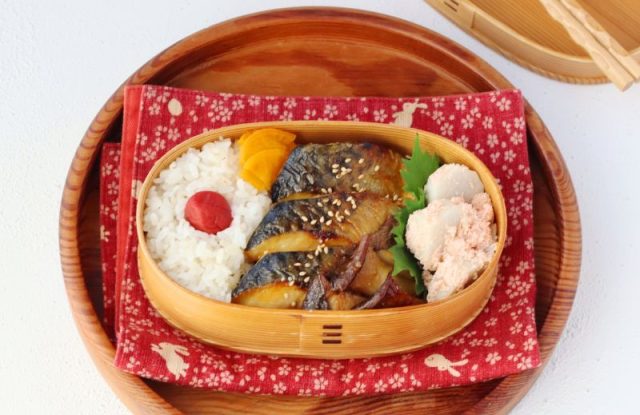 「塩サバとエリンギの味噌照り焼き」「里芋の明太子バター」2品弁当