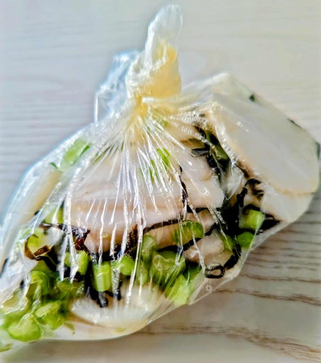 ポリ袋に入れたかぶと枝豆