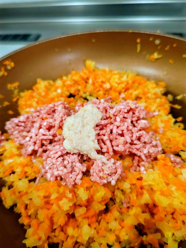フライパンにみじん切りの野菜とひき肉