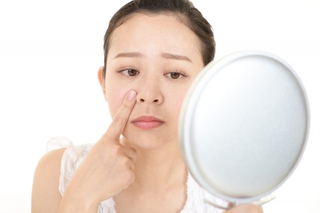 鏡を見る女性