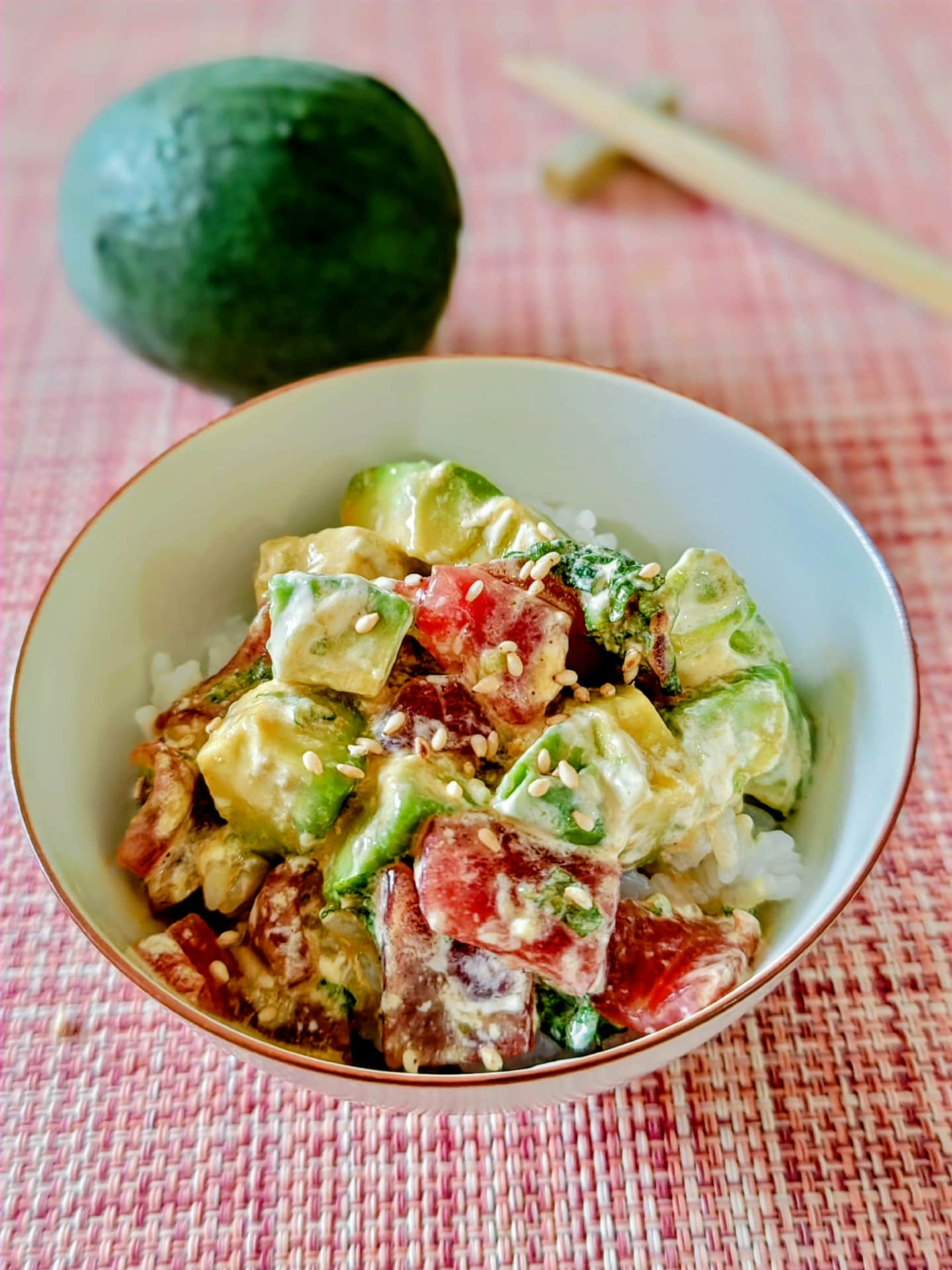 切って混ぜるだけ！朝ごはんに最高「アボカド丼」2種