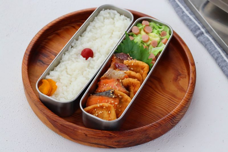 食べごたえばっちり！「塩鮭とお揚げの甘辛」「キャベツとソーセージのレンジバター」2品弁当