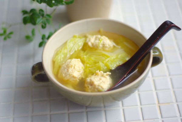 鶏団子と白菜のポカポカ生姜スープ