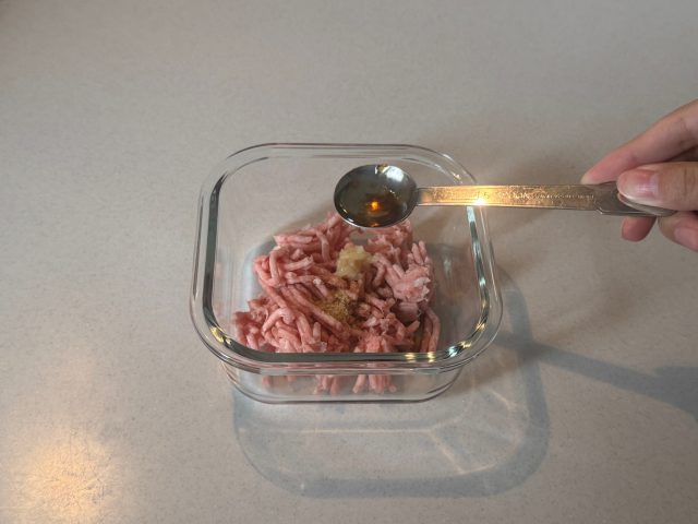 材料を入れた耐熱皿