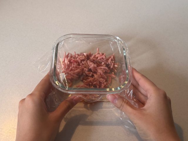 ラップをかけた耐熱皿