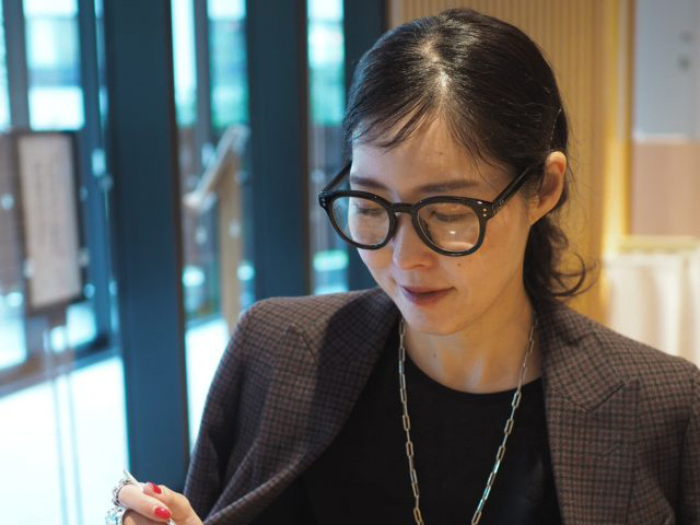 1本あると使える!ファッションとして楽しむ「眼鏡」色選びのヒント