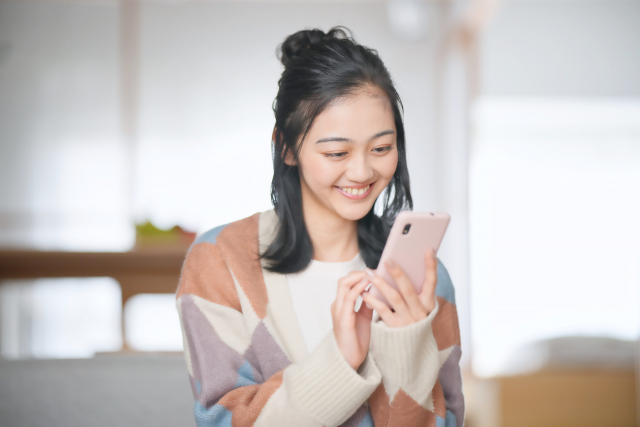 スマホでメールを送る女性