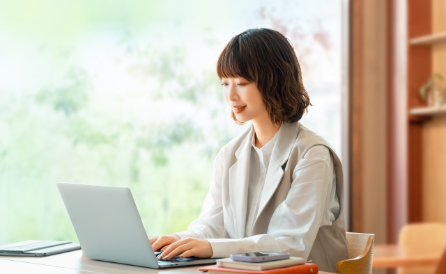 「拝見・拝聴・拝読・拝受」正しく使える？謙譲語の使いかたマナー