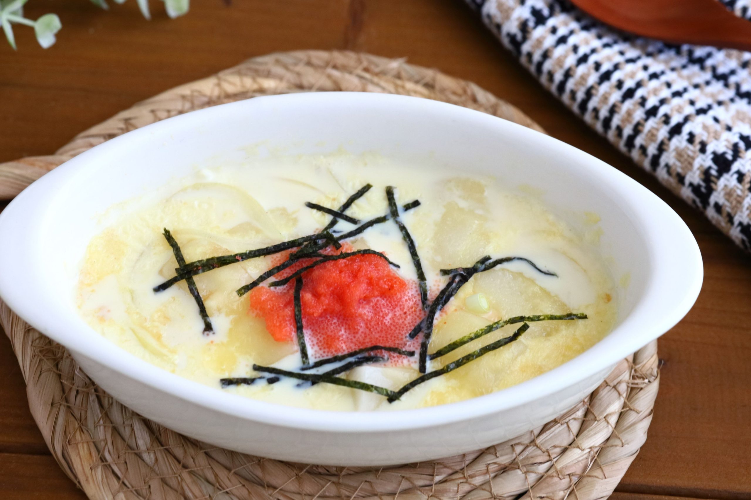お餅に飽きたら！レンジで簡単♪「もち明太チーズグラタン」