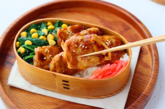 「肉巻き玉ねぎ」「ほうれんそうのコーンバター」2品弁当