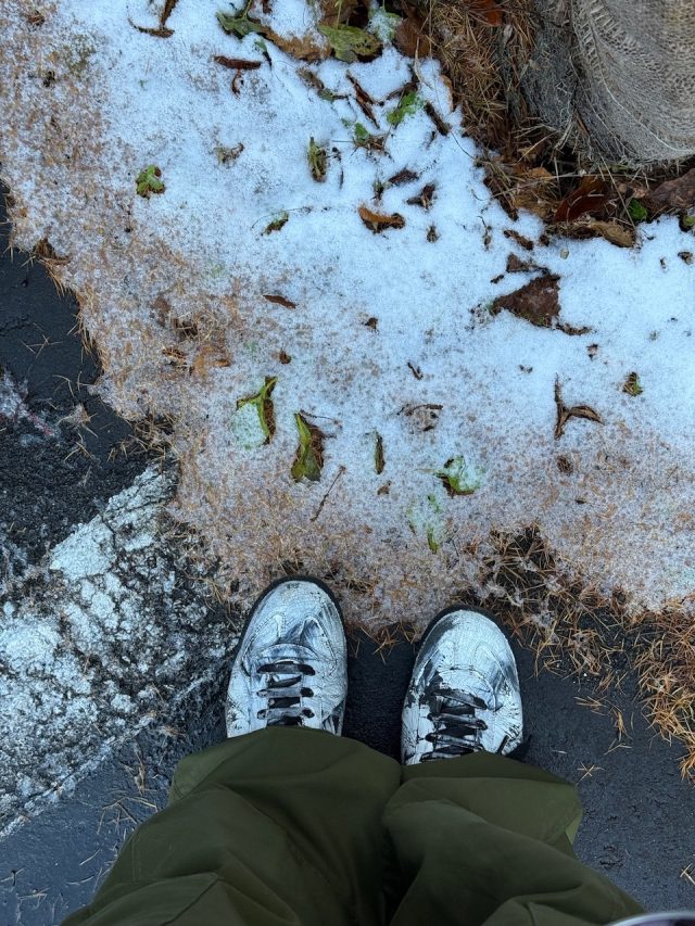 雪の足元