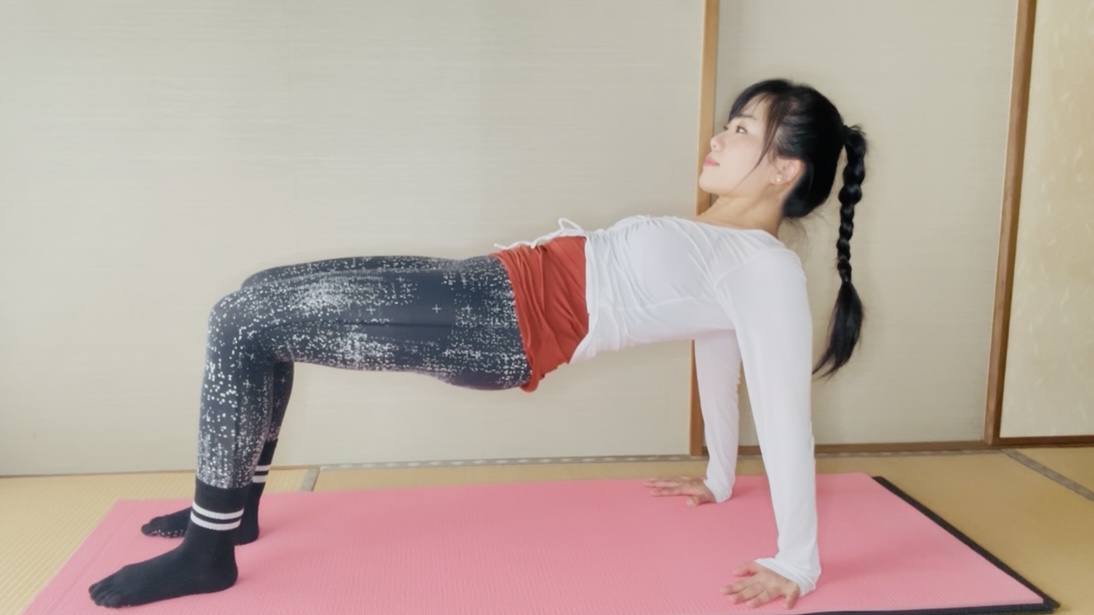 【簡単3ステップ】冬に丸まりがちな上半身に効く！「猫背予防」ピラティス