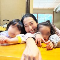 笑顔の親子3人