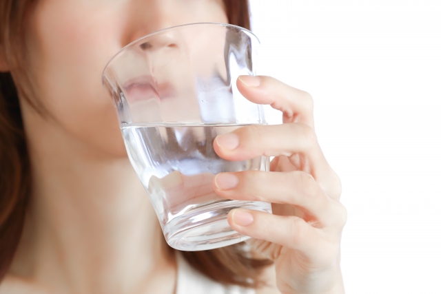 水をたくさん飲んでも脚は細くならない？見直したい「水の飲み方」