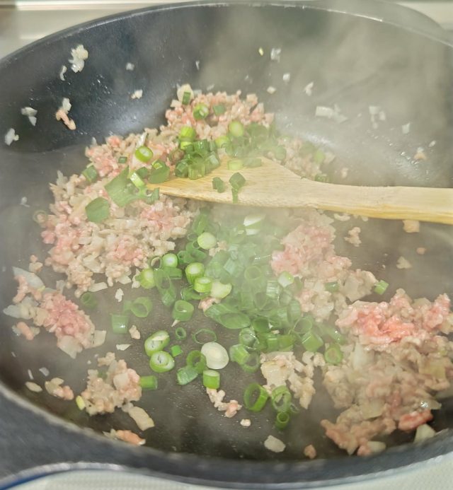 肉を炒める