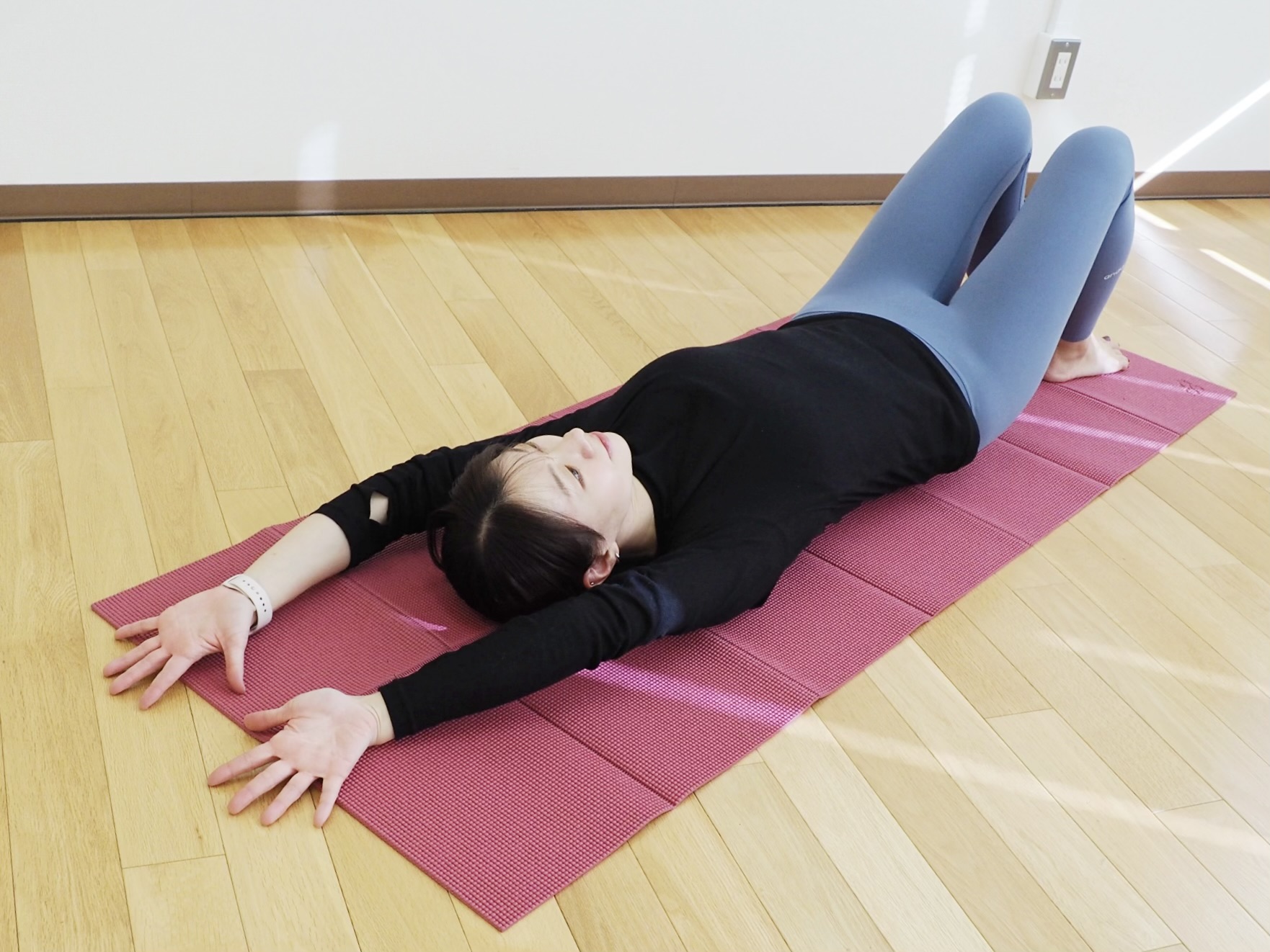 スッと起きたい朝に◎気合ゼロでもできる「肩・胸・背中」ストレッチ