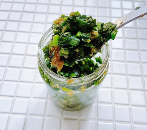 10分で完成！湯豆腐や麺に合う『ニラの万能オイル漬け』の作り置き