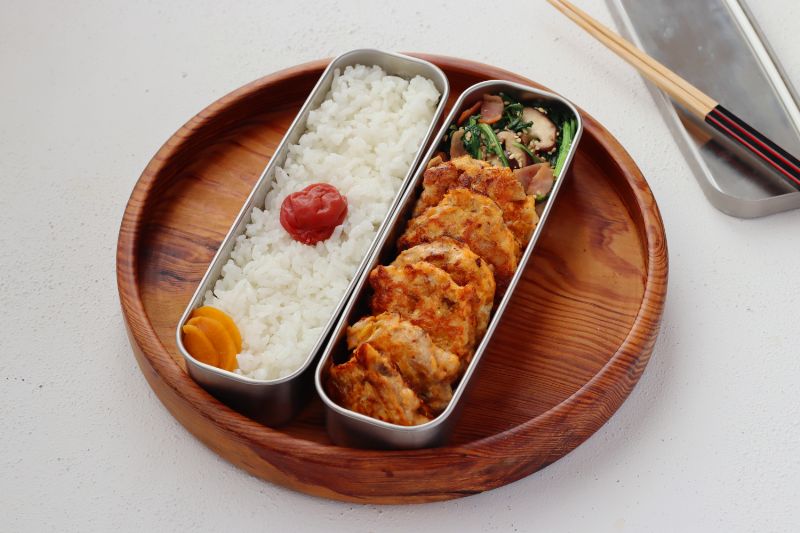 ボリューム満点！「豚キムチのピカタ」「春菊としいたけの炒めもの」2品弁当