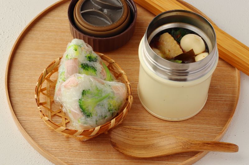 スープジャーでぽかぽか！「手羽中とうずらの卵の和スープ」「ブロッコリーとハムのおにぎり」2品弁当
