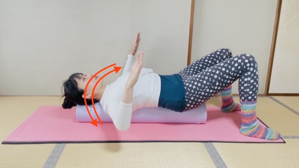 寒さでこわばる首＆肩こりがラクに！寝たまま簡単「肩ほぐしピラティス」