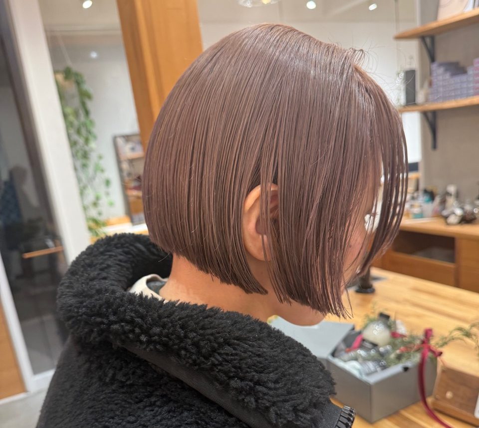 冬の首元がすっきり見える。人気のミニボブスタイルの楽しみ方
