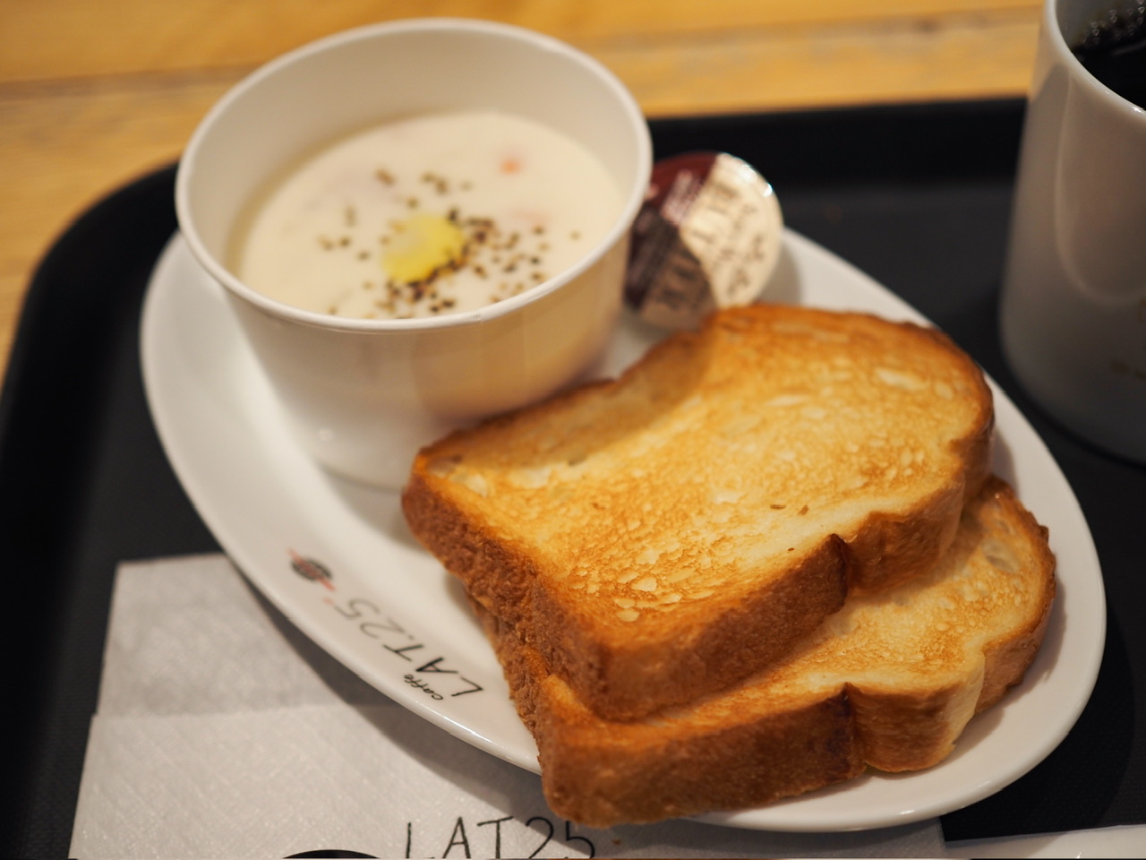 【羽田空港】旅の高揚感が高まる朝時間。「caffe LAT.25°」でモーニング
