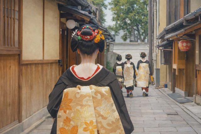 女性の後姿