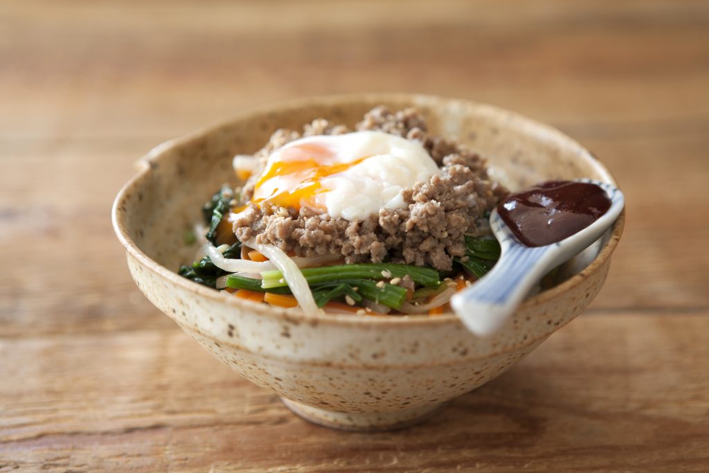 1品で大満足！野菜もたんぱく質もとれる「丼ぶり風」朝ごはんレシピ3選