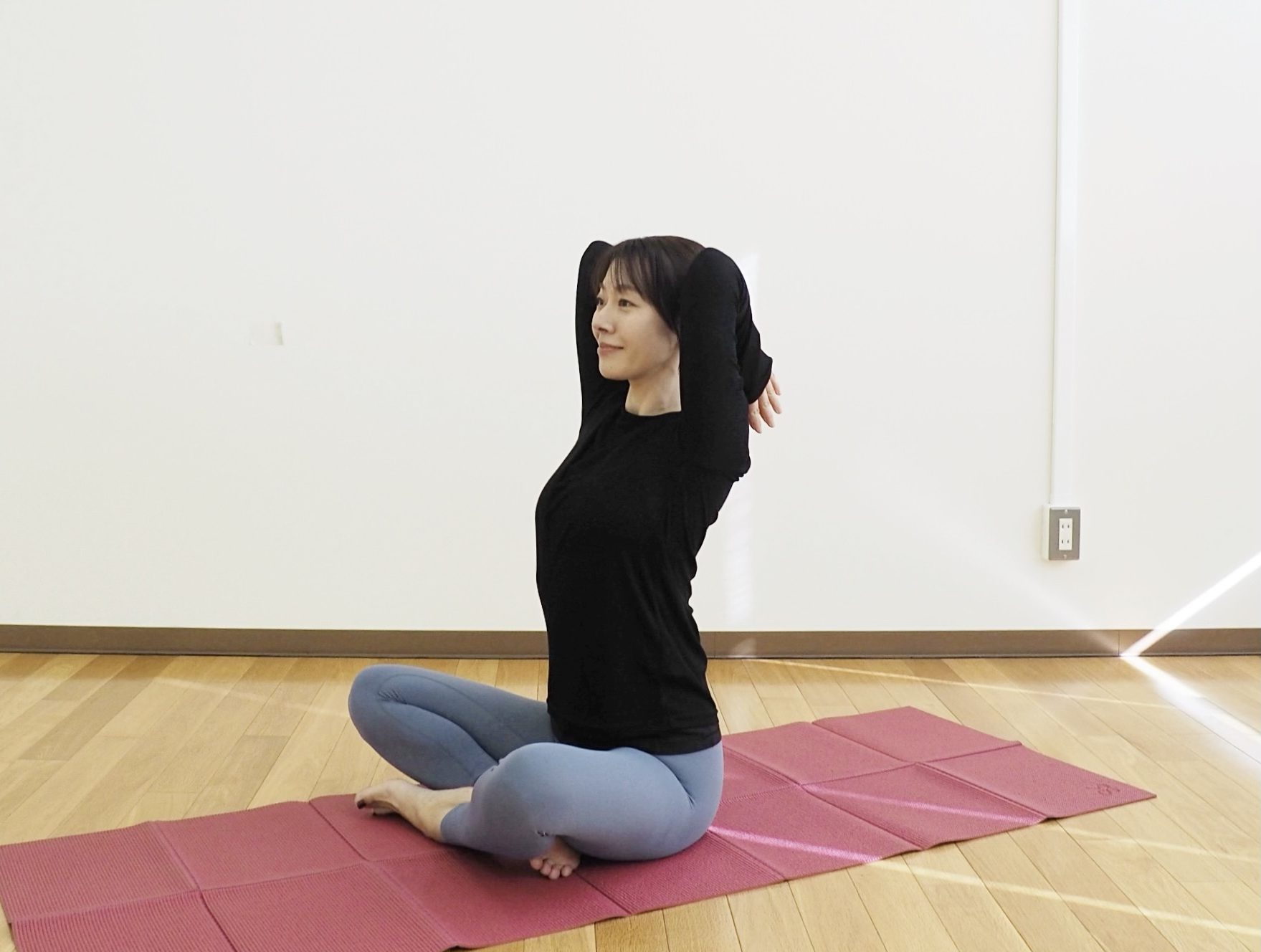 【座りながら3分】ひじを曲げ伸ばしするだけ！「二の腕スッキリ」ストレッチ
