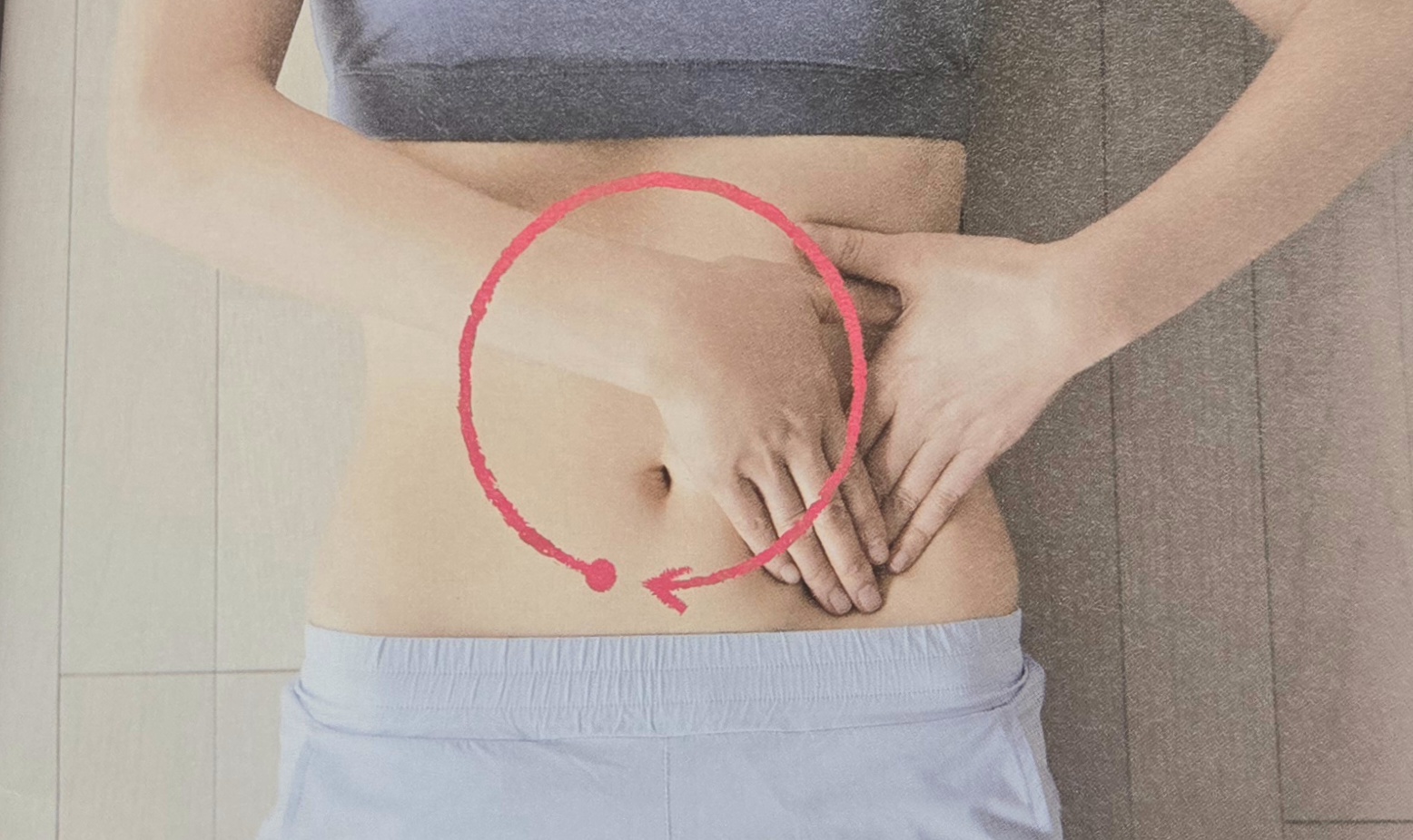 【美脚への道】お腹ぽっこりが気になる人へ。寝ながらできるお腹ケアマッサージ