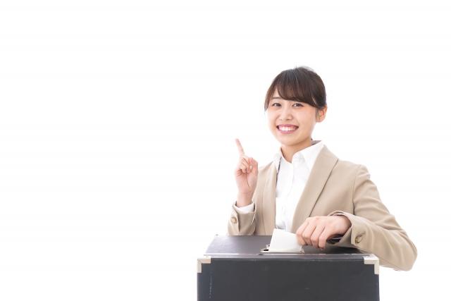 笑顔で投票する女性
