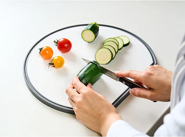 野菜と肉を使い分け♪衛生的に使える「バイカラー 軽量・抗菌まな板」の実力
