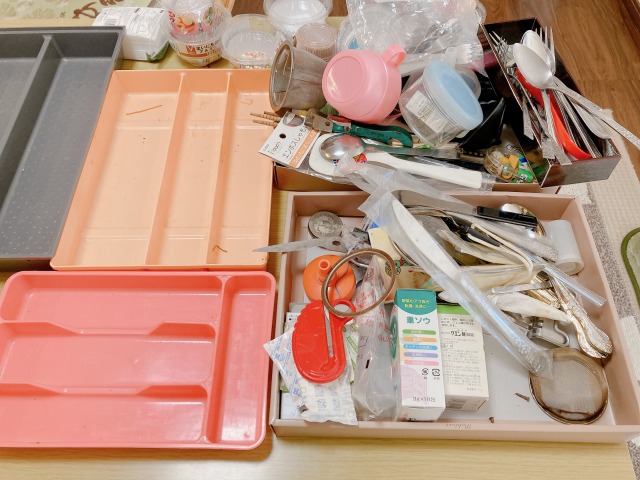 仕分けたキッチン用品