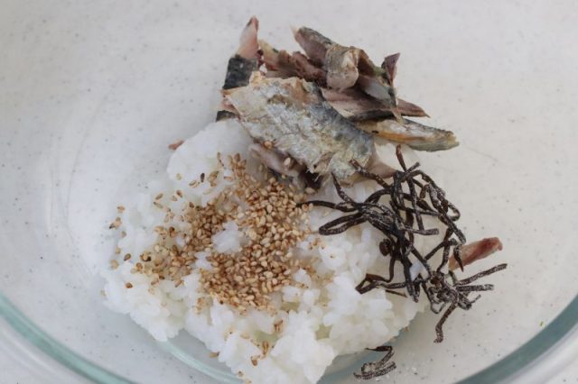 ボウルに入れた「焼き魚のおにぎり」の材料