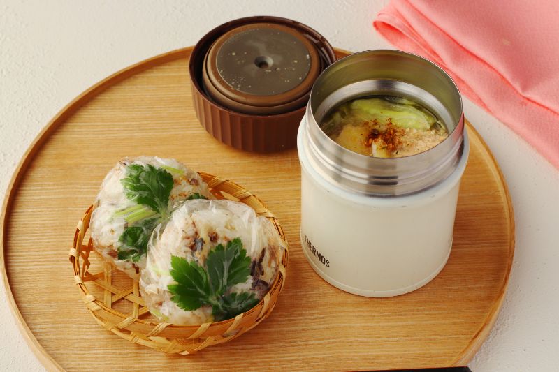 出汁いらずで旨みたっぷり！「ツナとキャベツのごま味噌スープ」「焼き魚のおにぎり」2品弁当