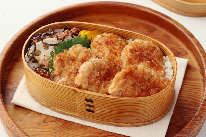うまみがジュワッ！「鶏むね肉のおかか衣」「れんこんの梅昆布和え」2品弁当
