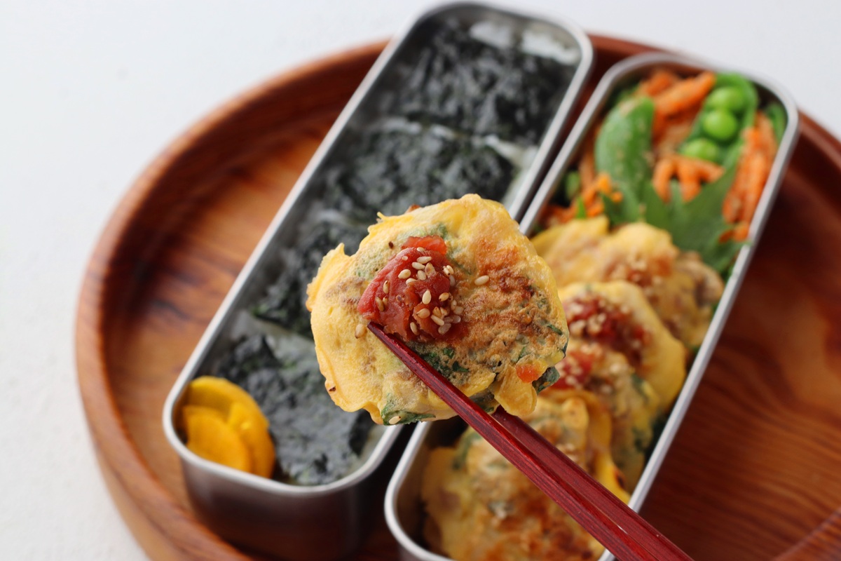 梅だれが味の決め手！「豚こま肉と大葉のピカタ」「スナップえんどうとにんじんのごまバター」2品弁当