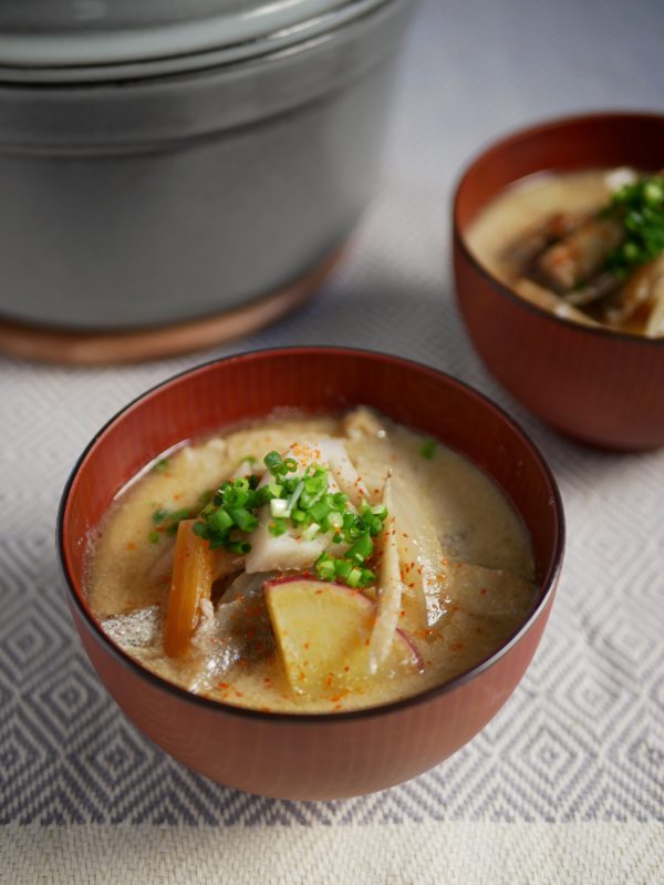 寒い朝にほっと一杯。体が温まる「根菜スープ」朝ごはんレシピ3選