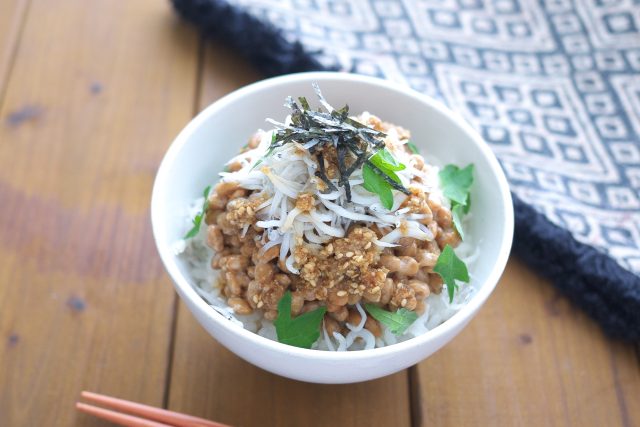 「ご飯泥棒すぎる」のっけるだけ！納豆の朝ごはんレシピ3選