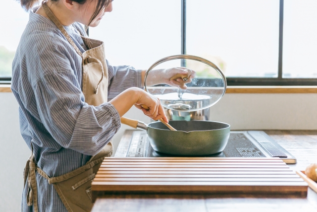料理する女性