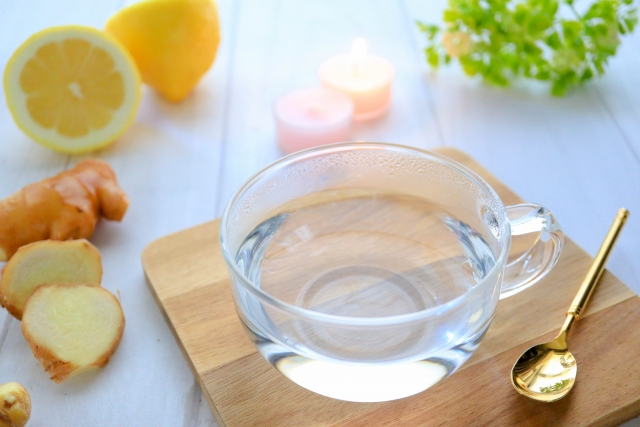 カップに入った白湯
