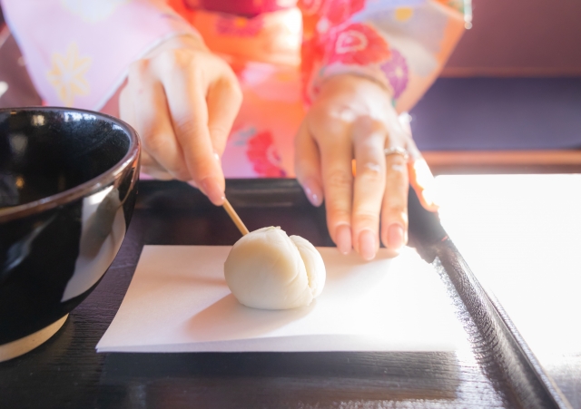 和菓子は美しくいただく！「和菓子の食べかた」マナー
