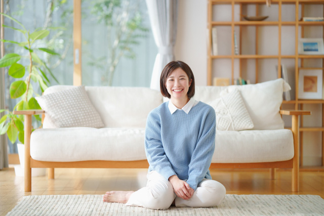 リラックスして座る 女性