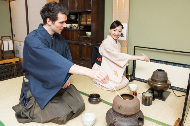 茶道を体験する外国人　正座