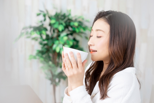 飲み物を飲む女性