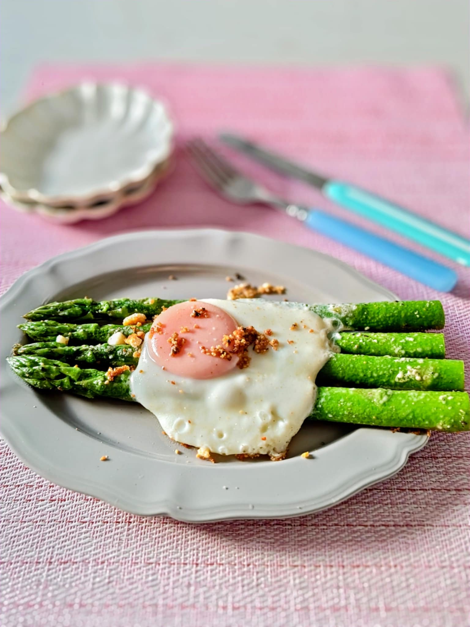 春に食べたい！アスパラと卵のごちそう一皿「ウフ・アスパラガス」