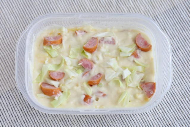 生地に材料をトッピング