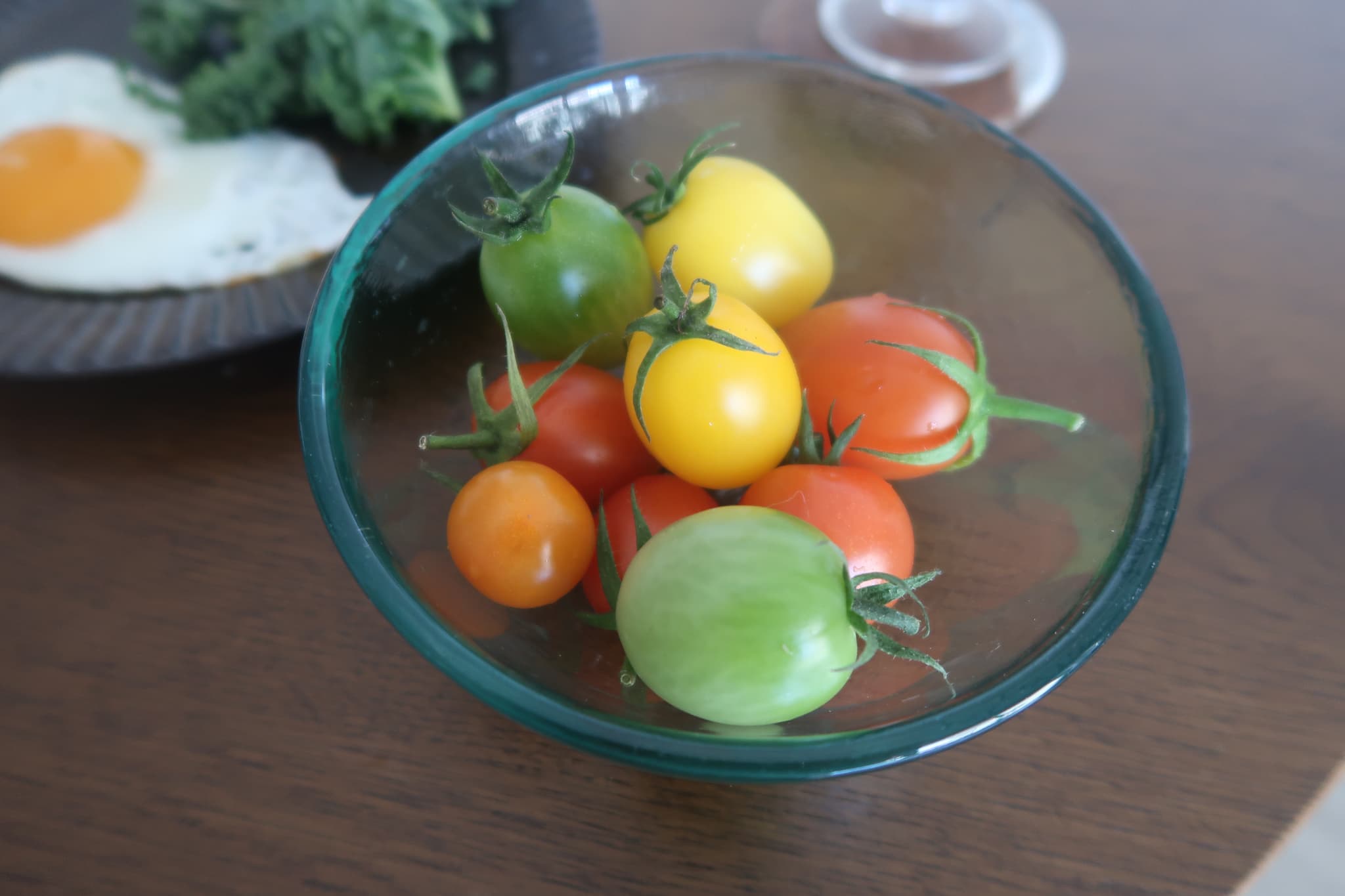 【限定クーポンあり】トマトが一番おいしい季節はいつ？旨みが詰まった「カラフルトマト」で朝ごはん