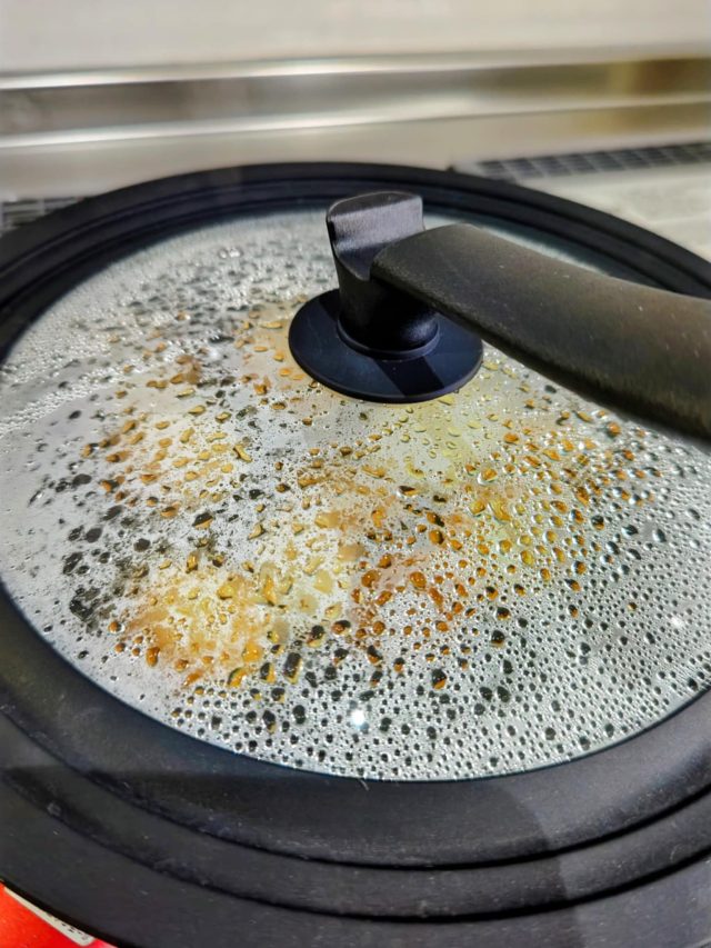 フライパンに蓋をする