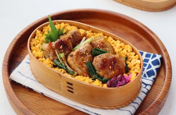 長ねぎなしで手軽に！「小ねぎ焼き鶏丼」「レンジ卵そぼろ」2品弁当